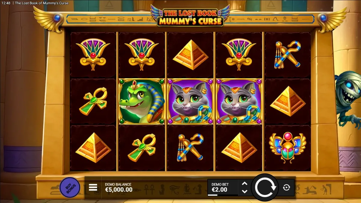 Mascote de múmia animada em um cenário de templo egípcio colorido no slot The Lost Book of Mummy’s Curse